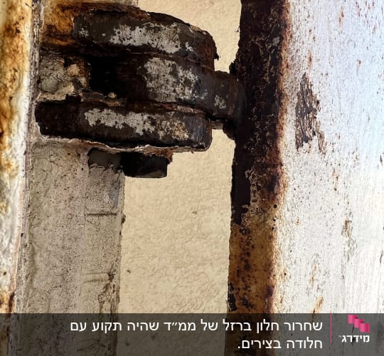 ציר חלוד של דלת מתכת ישנה
